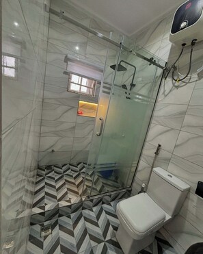 Habitación Deluxe, balcón, vistas a la ciudad | Baño | Artículos de higiene personal gratuitos, secador de pelo y toallas