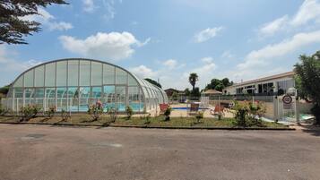 Piscine couverte, piscine extérieure