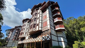 A traditional building with multiple balconies and a courtyard. - Apê Bosque do Silêncio (Campos do Jordão)