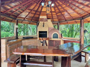 Classic Apartment, Lanai, Mountain View | Outdoor dining - Apê Bosque do Silêncio (Campos do Jordão)