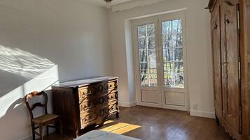 Setrika/meja setrika dan Wi-Fi gratis