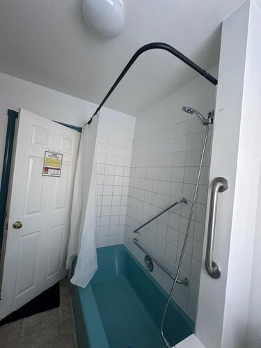 Bright Private Room in Safe Area – 10 Min Walk to Shops & Transit - Room No.3