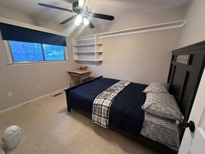 Internet, bed sheets - Bright Private Room in Safe Area  – 10 Min Walk to Shops & Transit - Room No.3 (Edmonton)