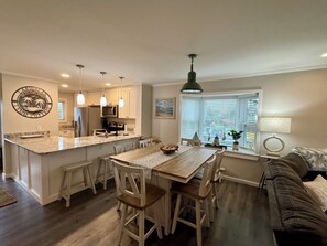 Dining - Peaceful Carolina Beach Escape - First‑Floor, Gated, Steps to Beach & Yacht Club (Carolina Beach)