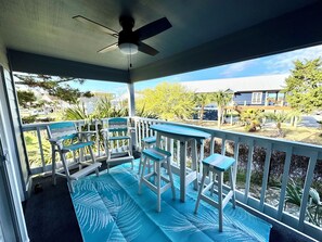 Outdoor dining - Peaceful Carolina Beach Escape - First‑Floor, Gated, Steps to Beach & Yacht Club (Carolina Beach)