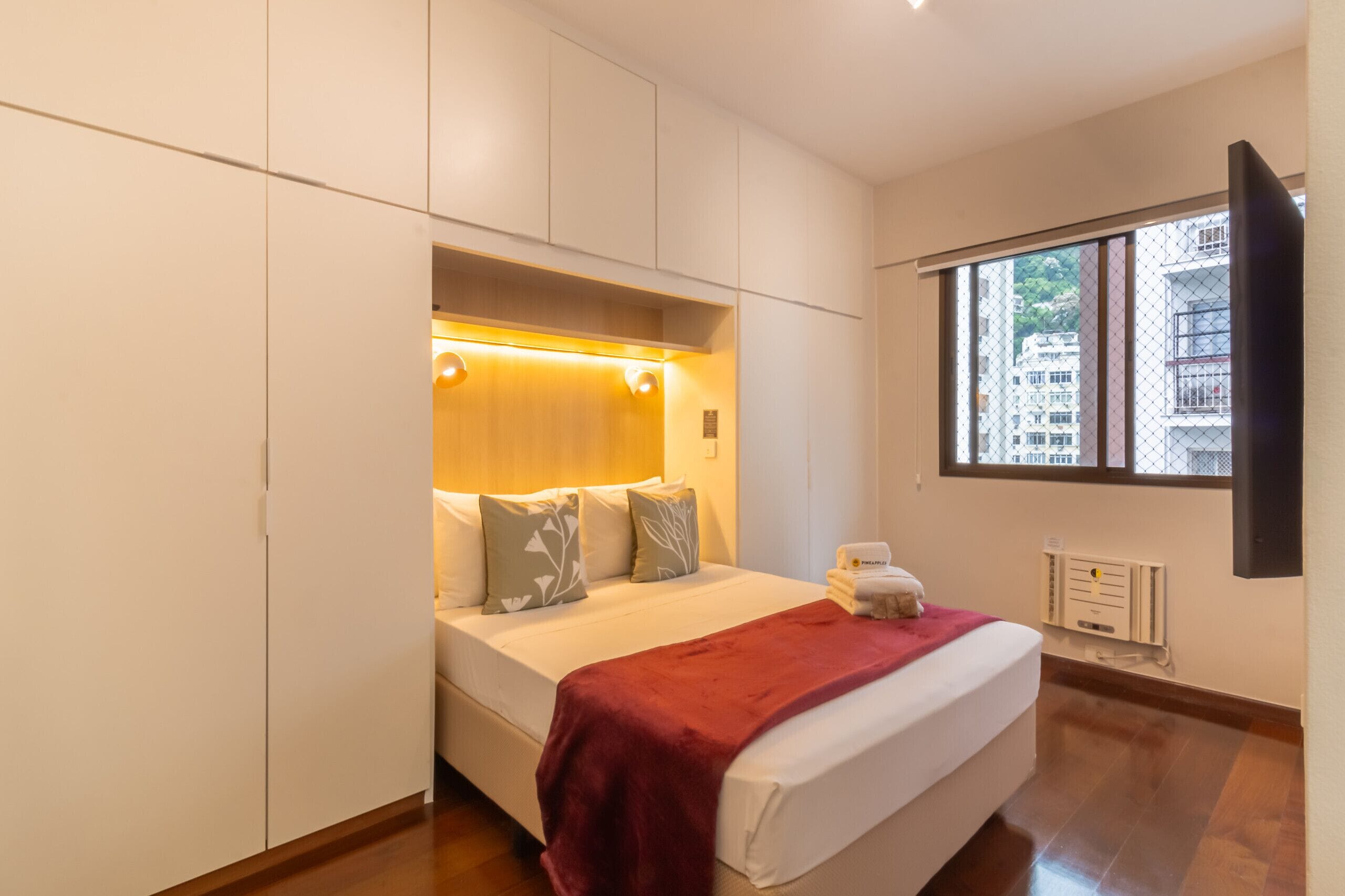 2 quartos, ferros/tábuas de passar roupa, berço de viagem
