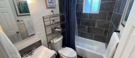 Haartrockner, Handtücher, Seife, Toilettenpapier