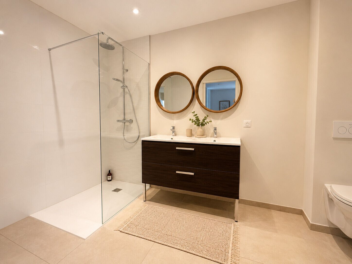 Een douche, een haardroger, handdoeken