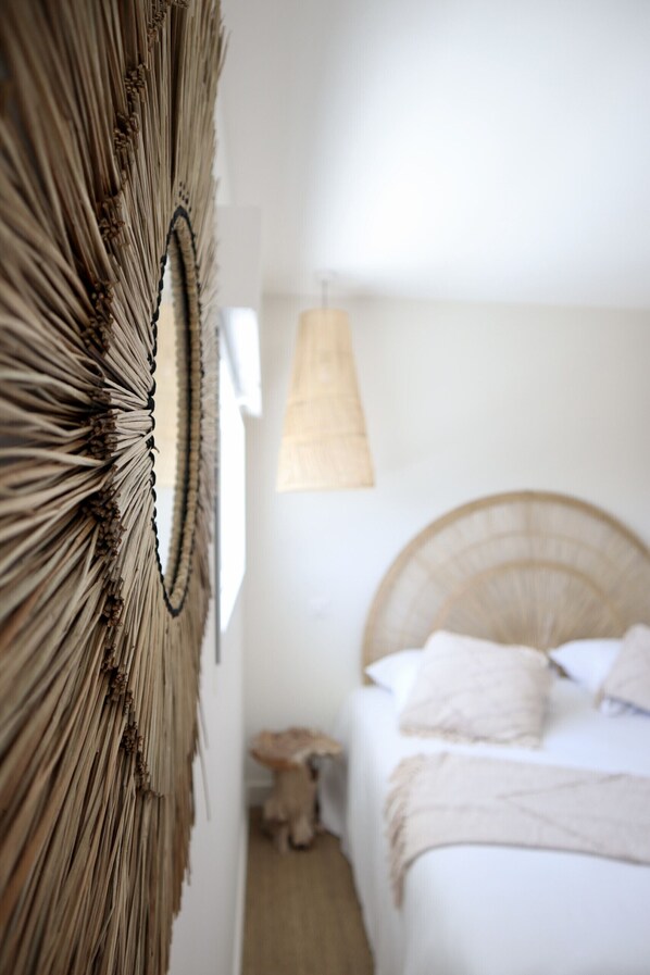 Tabla de planchar con plancha, wifi gratis y ropa de cama 