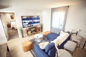Smart TV, video games, printers - Fun Compound! EV charger, mini-golf, pool, B-ball, Work station, BBQ & Laundry (Tucson)