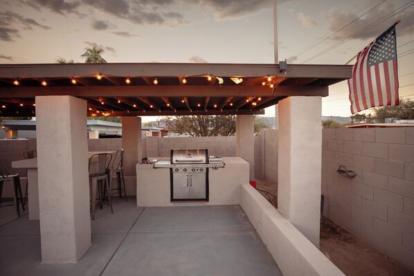 Outdoor dining - Fun Compound! EV charger, mini-golf, pool, B-ball, Work station, BBQ & Laundry (Tucson)