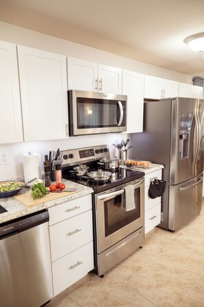Fridge, microwave, oven, stovetop - Fun Compound! EV charger, mini-golf, pool, B-ball, Work station, BBQ & Laundry (Tucson)