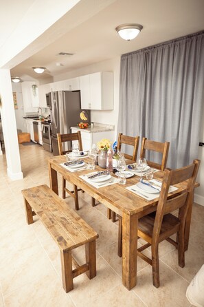Dining - Fun Compound! EV charger, mini-golf, pool, B-ball, Work station, BBQ & Laundry (Tucson)