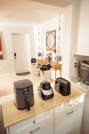 Interior - Fun Compound! EV charger, mini-golf, pool, B-ball, Work station, BBQ & Laundry (Tucson)