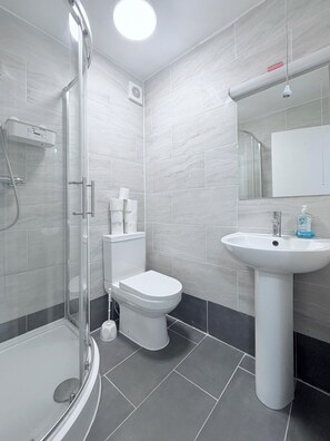 Pancuran mandi, pengering rambut, tuala disediakan 