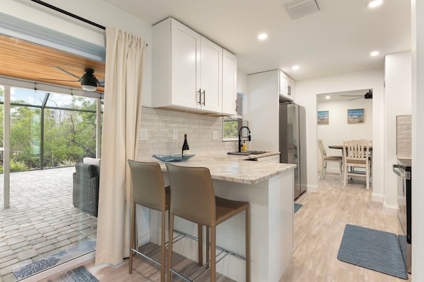 Private kitchen - Beach house with POOL and fenced in yard (Fort Myers Beach)
