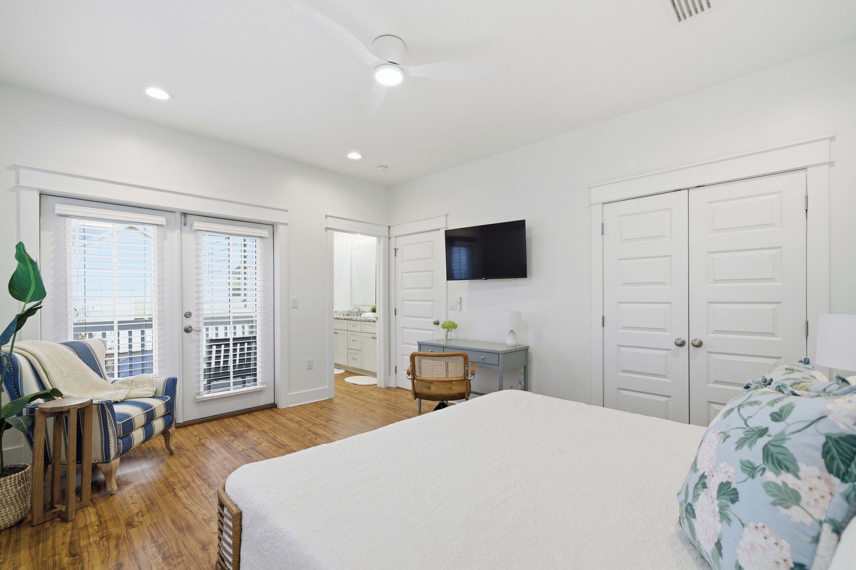 Desk, iron/ironing board, travel cot, free WiFi