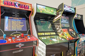 Games room - Walk to Beach~Private Pool~Arcade~Dogs OK~Fire Pit (Santa Rosa Beach)