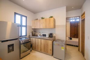 Kühlschrank, Mikrowelle, Ofen, Herdplatte