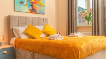 Tabla de planchar con plancha, wifi y ropa de cama