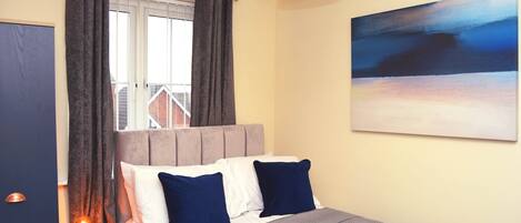 Tabla de planchar con plancha, wifi y ropa de cama