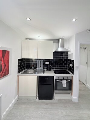 Fridge, microwave, oven, stovetop - Flat in Bethnal Green (London)