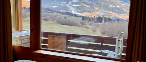 Tabla de planchar con plancha, wifi gratis y ropa de cama