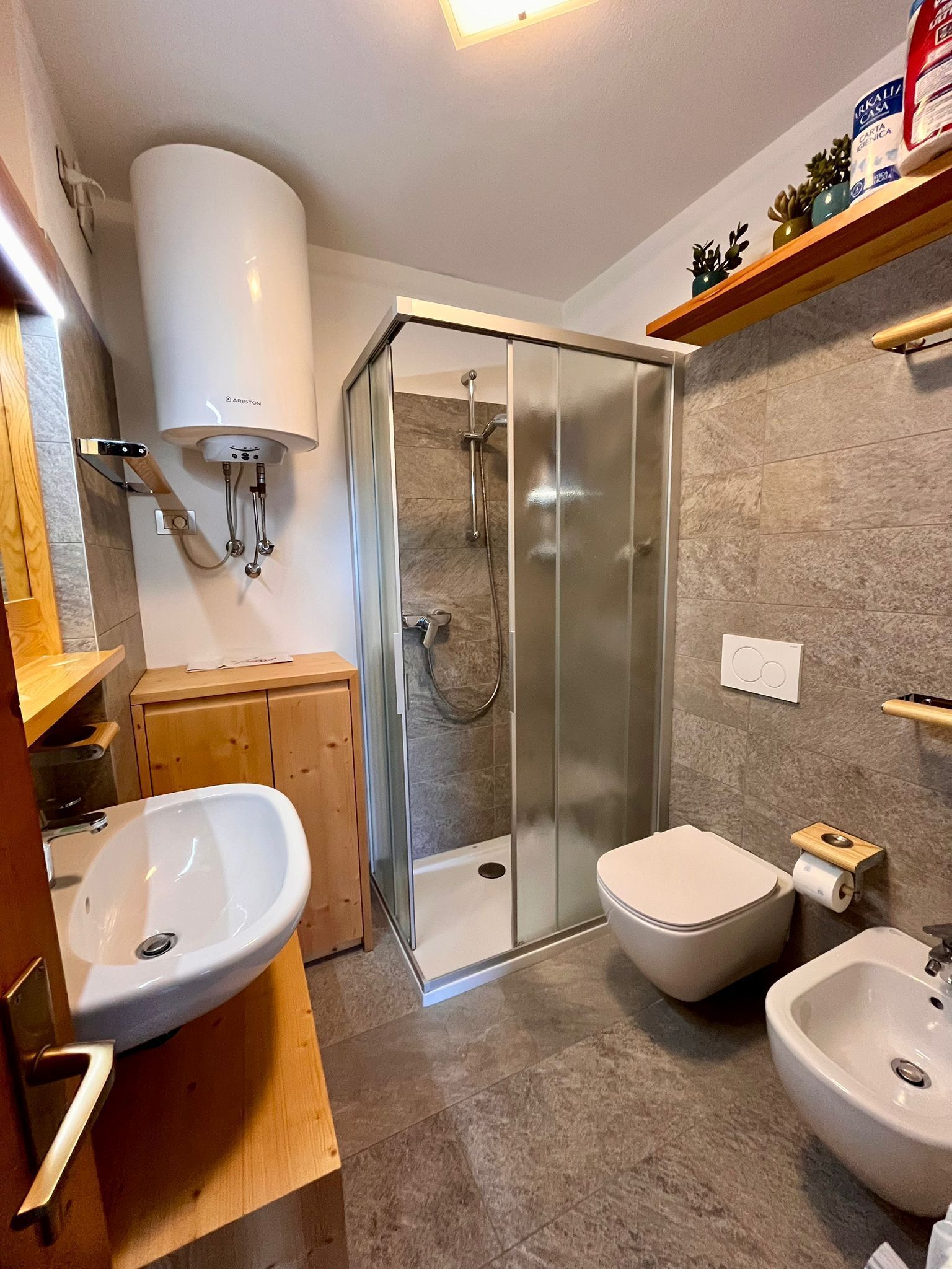 Dusche, Haartrockner, Bidet, Handtücher