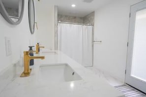 Douche, baignoire à remous, séchoir à cheveux, serviettes fournies