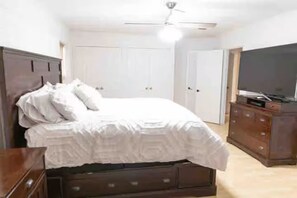 5 bedrooms, iron/ironing board, WiFi, bed sheets - Farmhouse sleeps 25, Heated Pool, close to IH35 Schertz Tx (Schertz)