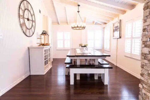 Farmhouse sleeps 25, Heated Pool, close to IH35 Schertz Tx