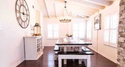 Farmhouse sleeps 25, Heated Pool, close to IH35 Schertz Tx