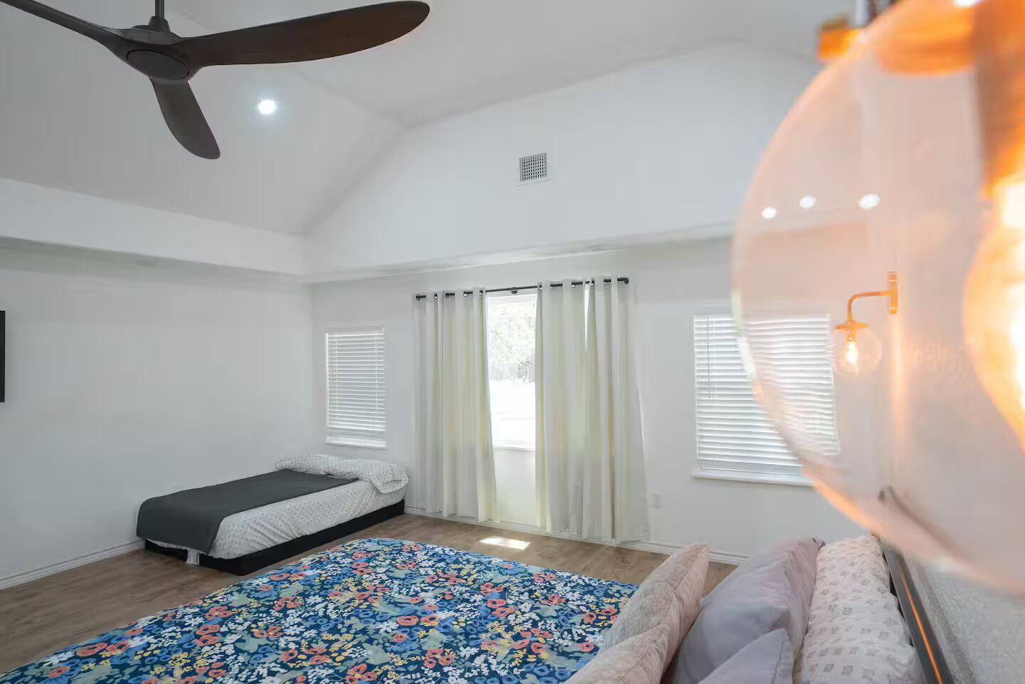 5 habitaciones, tabla de planchar con plancha, wifi y ropa de cama 