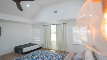 5 habitaciones, tabla de planchar con plancha, wifi y ropa de cama