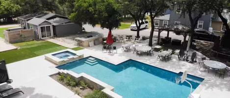 Alberca al aire libre y alberca climatizada