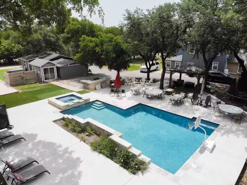 Farmhouse sleeps 25, Heated Pool, close to IH35 Schertz Tx