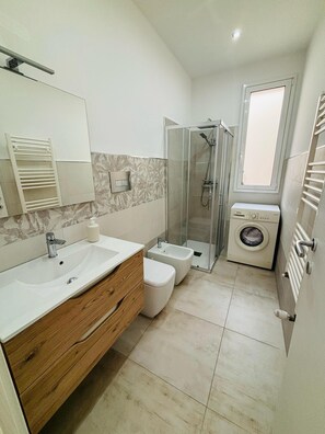 Dusche, Haartrockner, Bidet, Handtücher