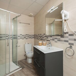 Comfort Apartment, City View | Bathroom | Shower - Apartamentos Al Andalusi (Dénia)