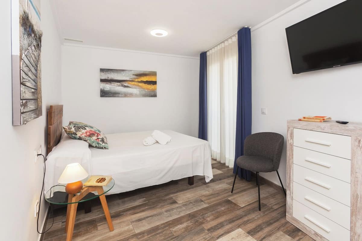 Lägenhet Standard - balkong - utsikt mot staden | Strykjärn/strykbräda och gratis wi-fi