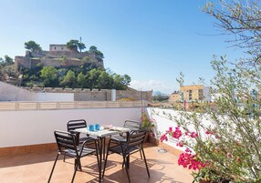 Apartamento estándar, vistas a la ciudad | Restaurante al aire libre