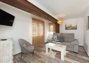 Apartamento económico, vistas a la ciudad | Zona de estar | Una televisión