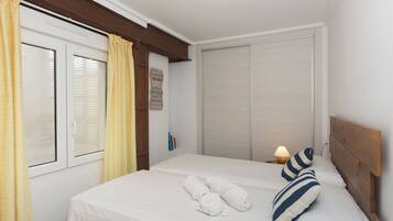 Apartemen Standar, balkon, pemandangan kota | Setrika/meja setrika dan Wi-Fi gratis