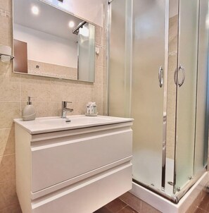 Shower, hair dryer, bidet, towels - Apartment in the center of Rome (Roma)