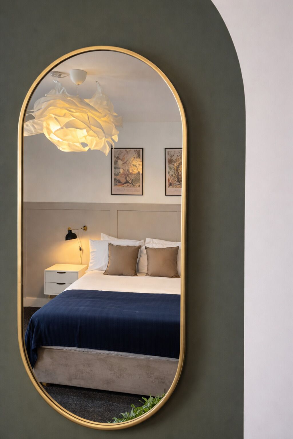 2 dormitoris, escriptori i planxa i posts de planxar 