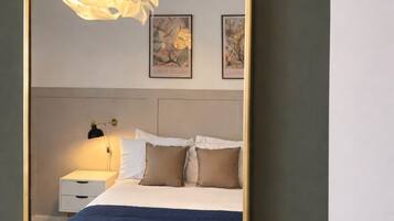 2 habitaciones, escritorio y tabla de planchar con plancha