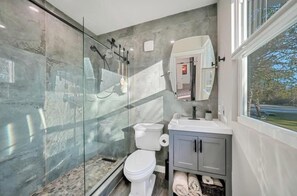 Shower, hair dryer, towels, soap - Modern Stylish Tiny Home, Next To The Myakka Forest (Port Charlotte)