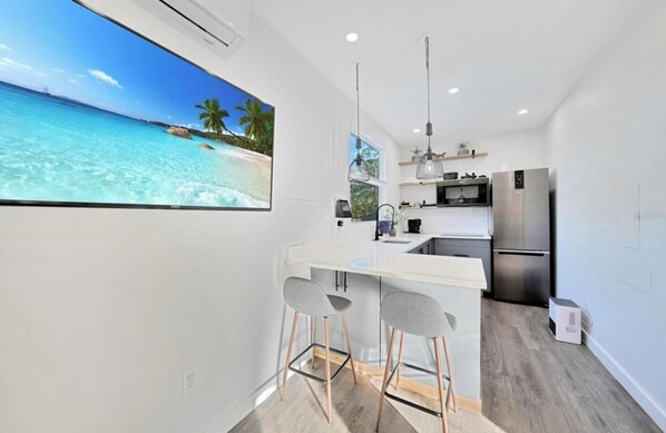 Fridge, microwave, stovetop, coffee/tea maker - Modern Stylish Tiny Home, Next To The Myakka Forest (Port Charlotte)
