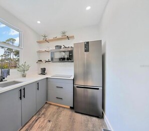 Fridge, microwave, stovetop, coffee/tea maker - Modern Stylish Tiny Home, Next To The Myakka Forest (Port Charlotte)
