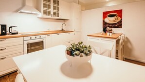 Coffee/tea maker, fridge, microwave, oven - Donatello's Chamber - Casa de Amicis (Milano)
