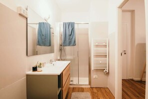 Shower, hair dryer - Michelangelo's Chamber - Casa de Amicis (Milano)